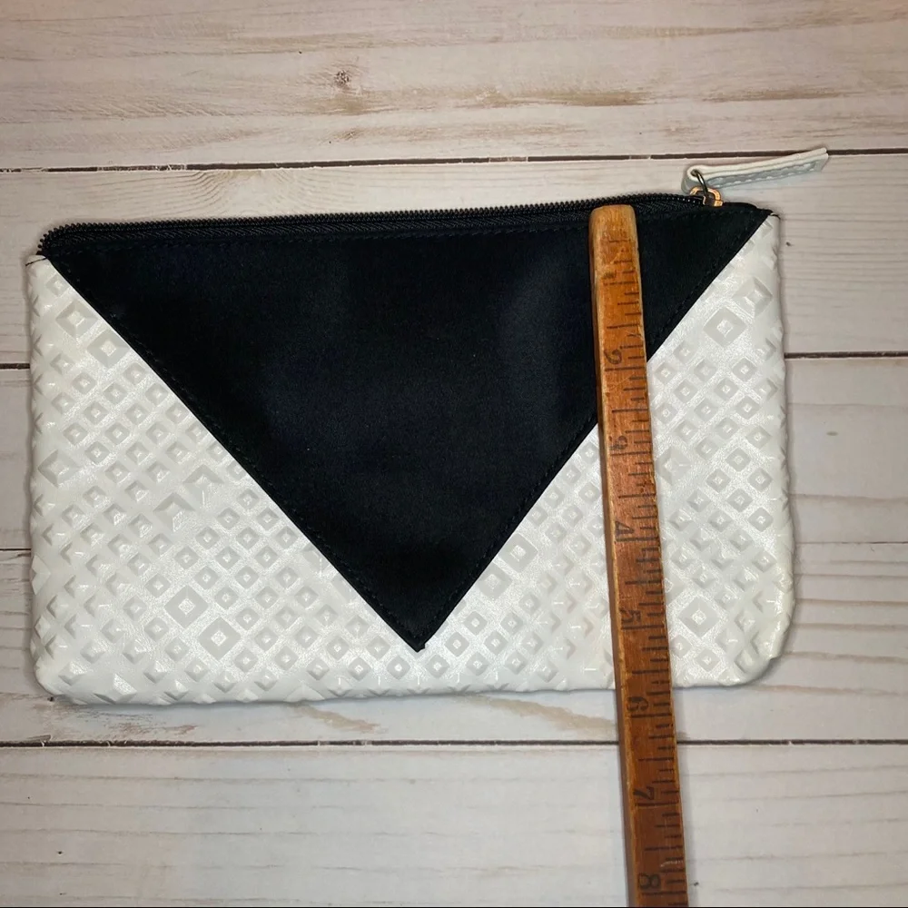 Modern Minimalist Black and White Geo Zip Vanity Makeup Travel Cosmetic Bag